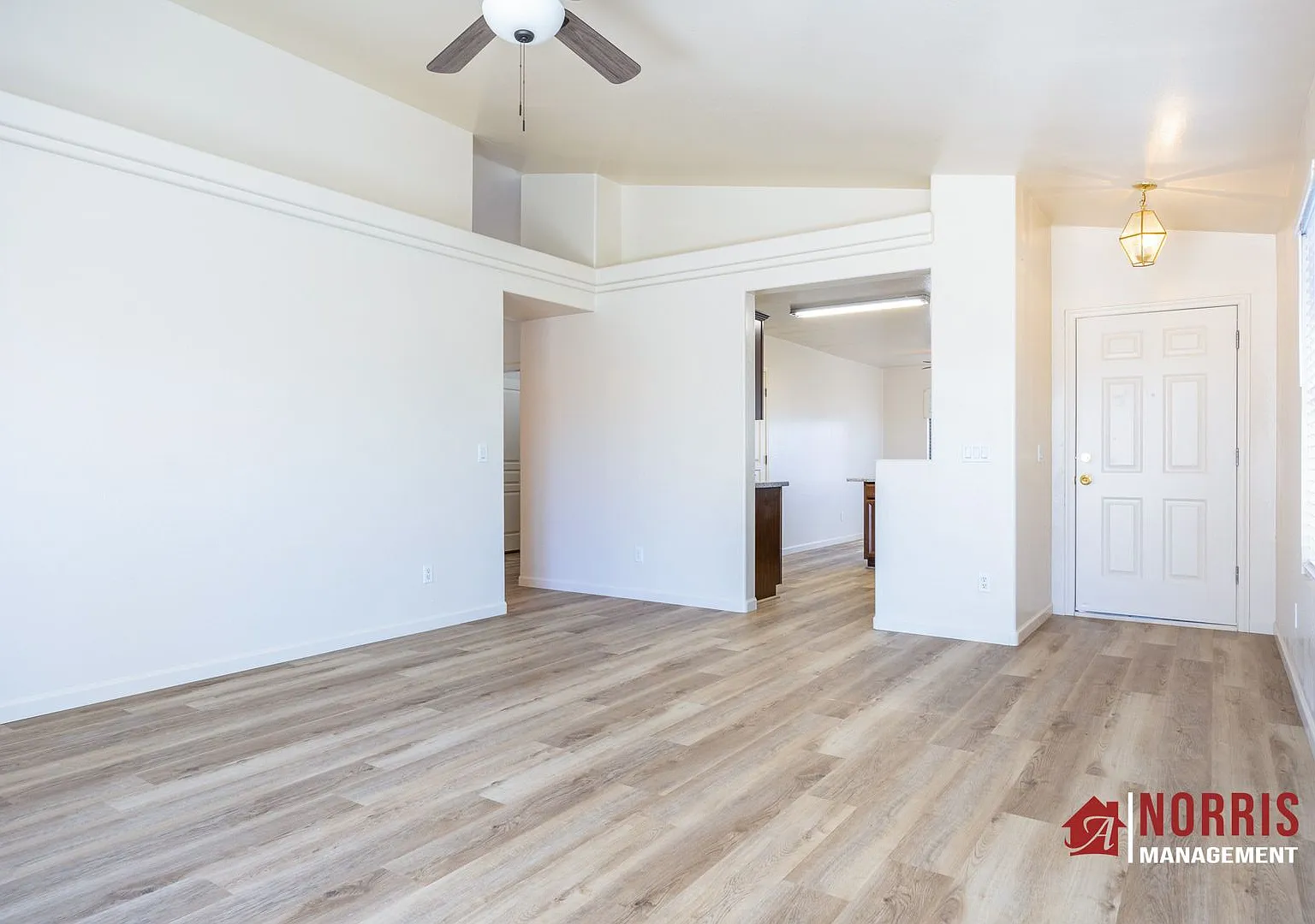 Beautiful Home in Mission Valley — Photo 4