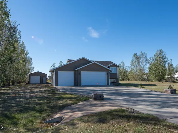 5401 Woodrow Dr, Bismarck, ND 58504