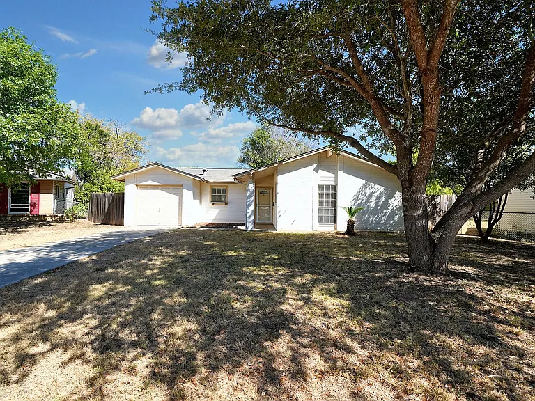 225 Linda Ct — Photo 2