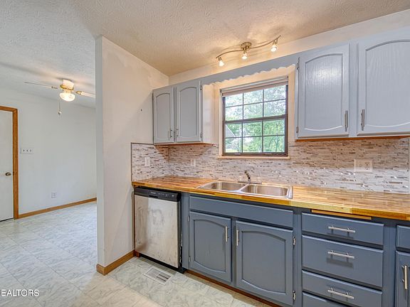 3rd image of 528 Water Oak Dr