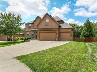 833 Rock Creek Dr, Lansing, KS 66043