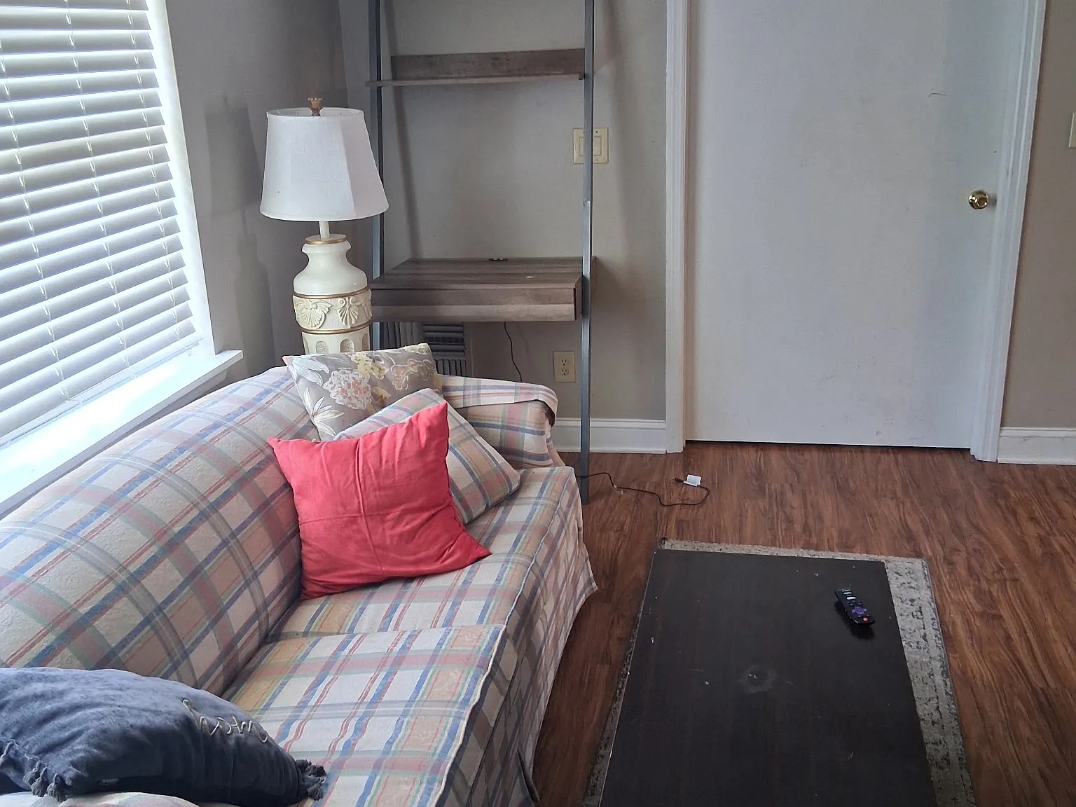 1 bed, 1.5 bath, 900 sqft, $900 — Photo 2