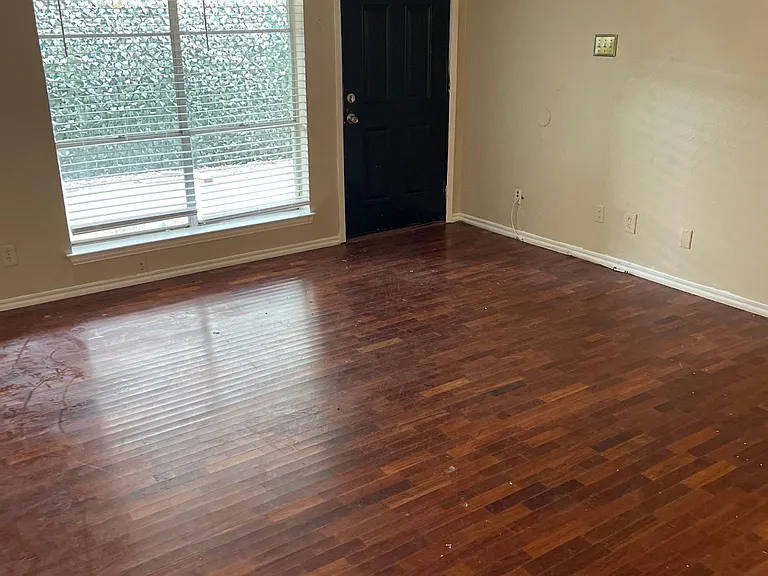711 Royal Crest Dr — Photo 22