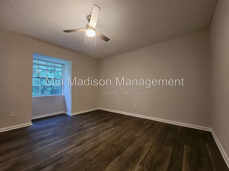 111 E Mell St #16 — Photo 6