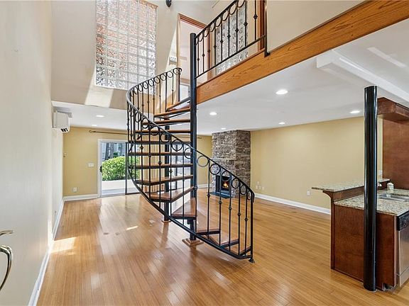3rd image of 1023 Riverbend Club Dr SE