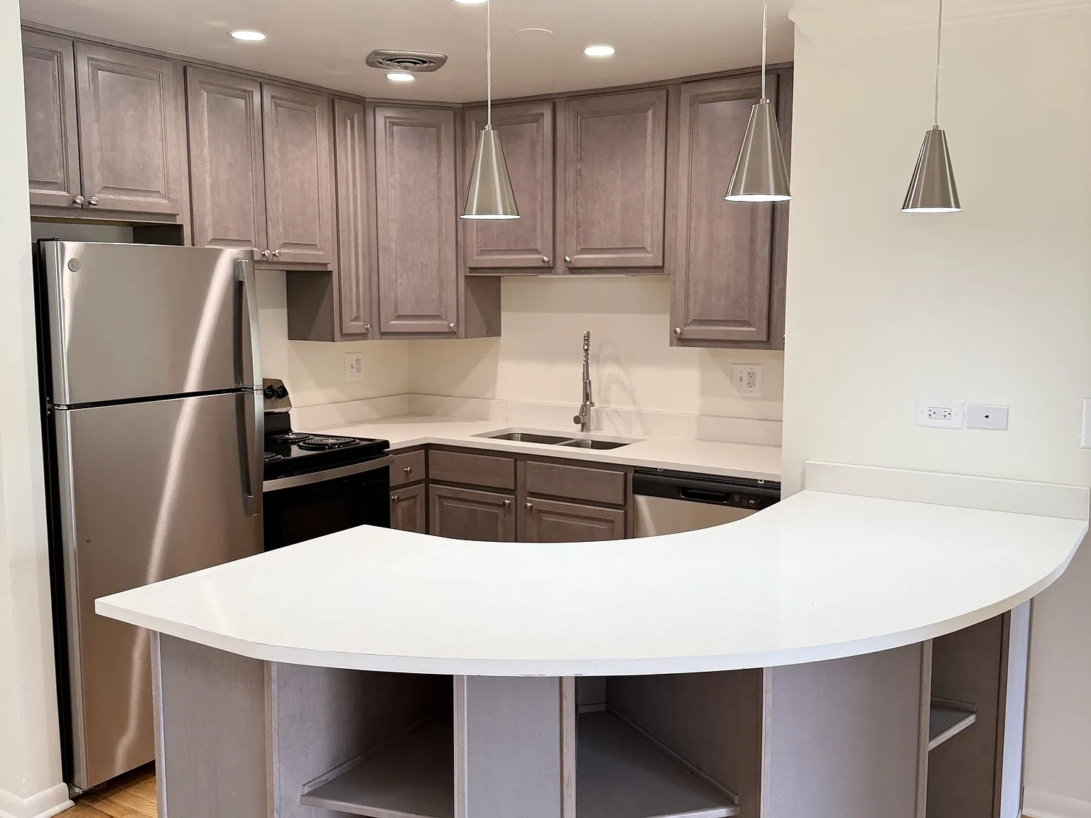 Emerald Court Apartments — Photo 1