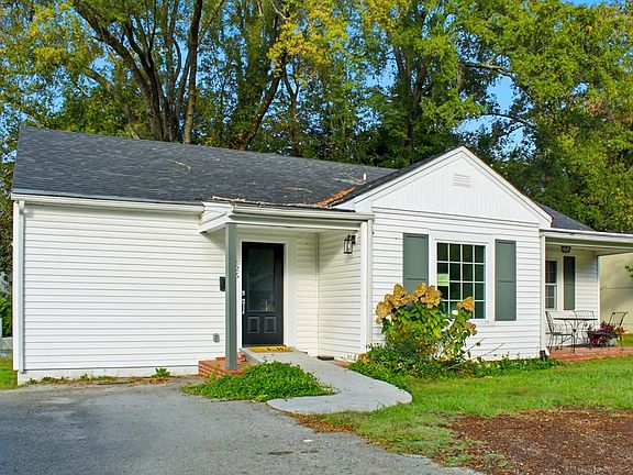 3rd image of 826 North Dr