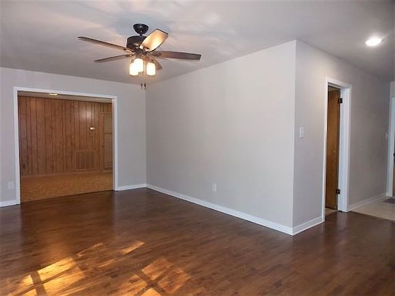 3rd image of 3704 Travis Dr