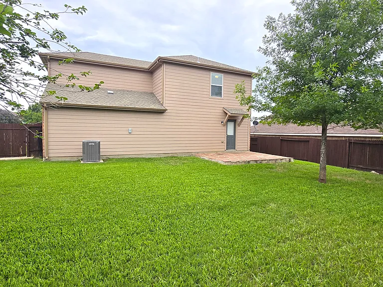 110 Outfitters Ct — Photo 3