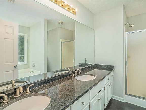 4th image of 2320 Castle Royale Dr