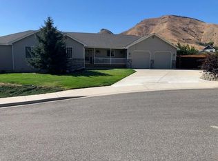 524 Cedar Wood Ln, Wenatchee, WA 98801