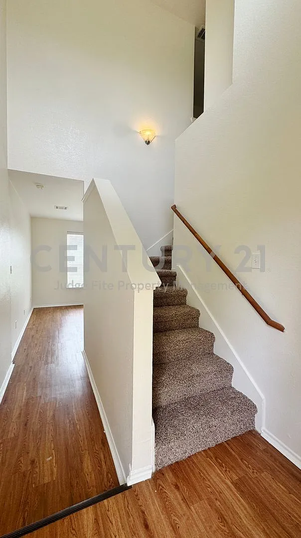 Spacious 2-Story 3/2.5/2 Townhome in Mesquite! — Photo 2