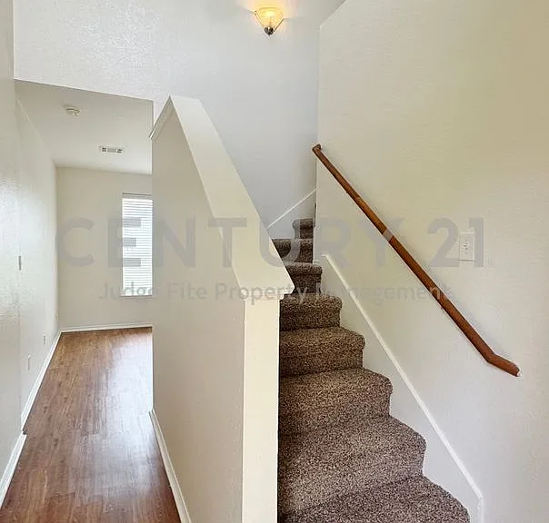 2260 Stonebrook Ln — Photo 2