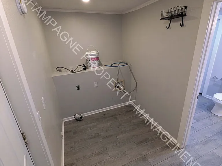 2523 Charlotte St — Photo 16