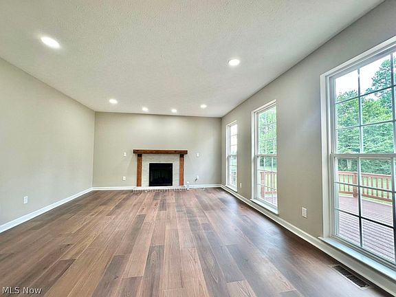 3rd image of 1860 Curry Ln