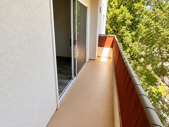 3rd image of 15009 Moorpark St #1B-1Ba-1100Sqft