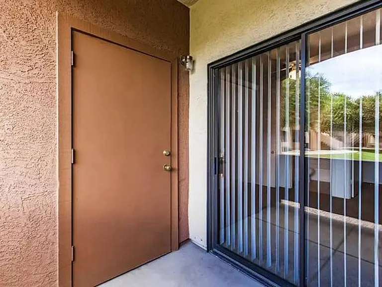 San Remo Apartments — Photo 9