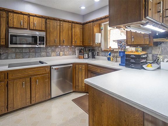 5th image of 925 Lantern Ln