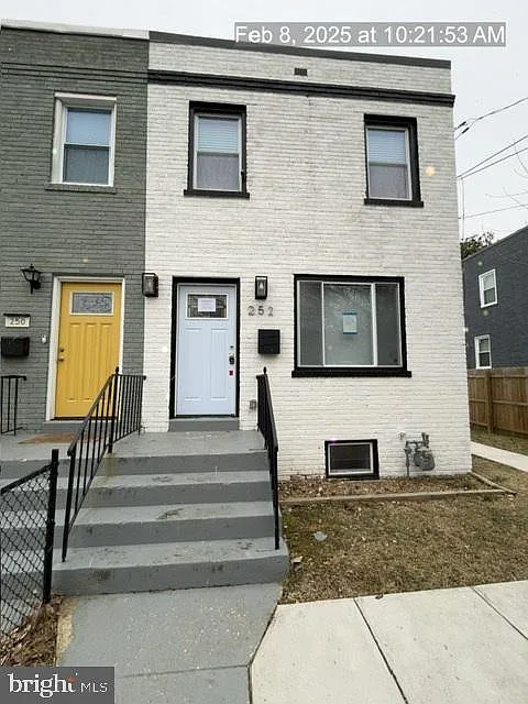 252 Oakwood St SE photo 1