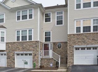 8 Black Bear Ct, Hamburg, NJ 07419