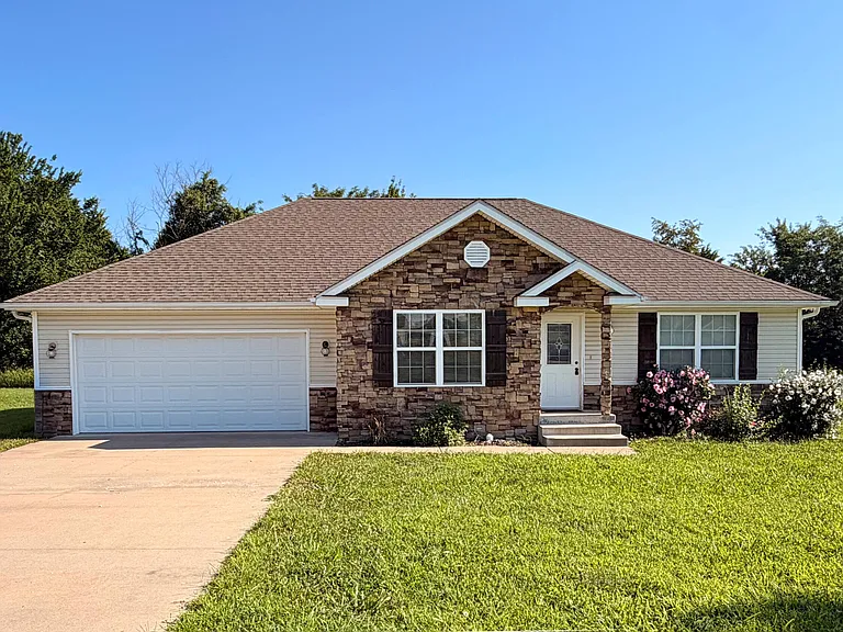 593 W Fountain Rd — Photo 1