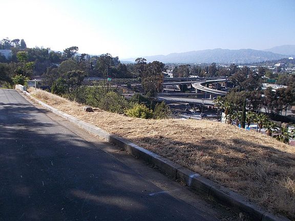 3rd image of 1935 Rosebud Ave