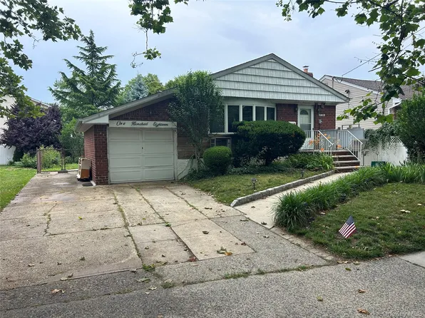 118 Franklin Avenue, Malverne, NY 11565