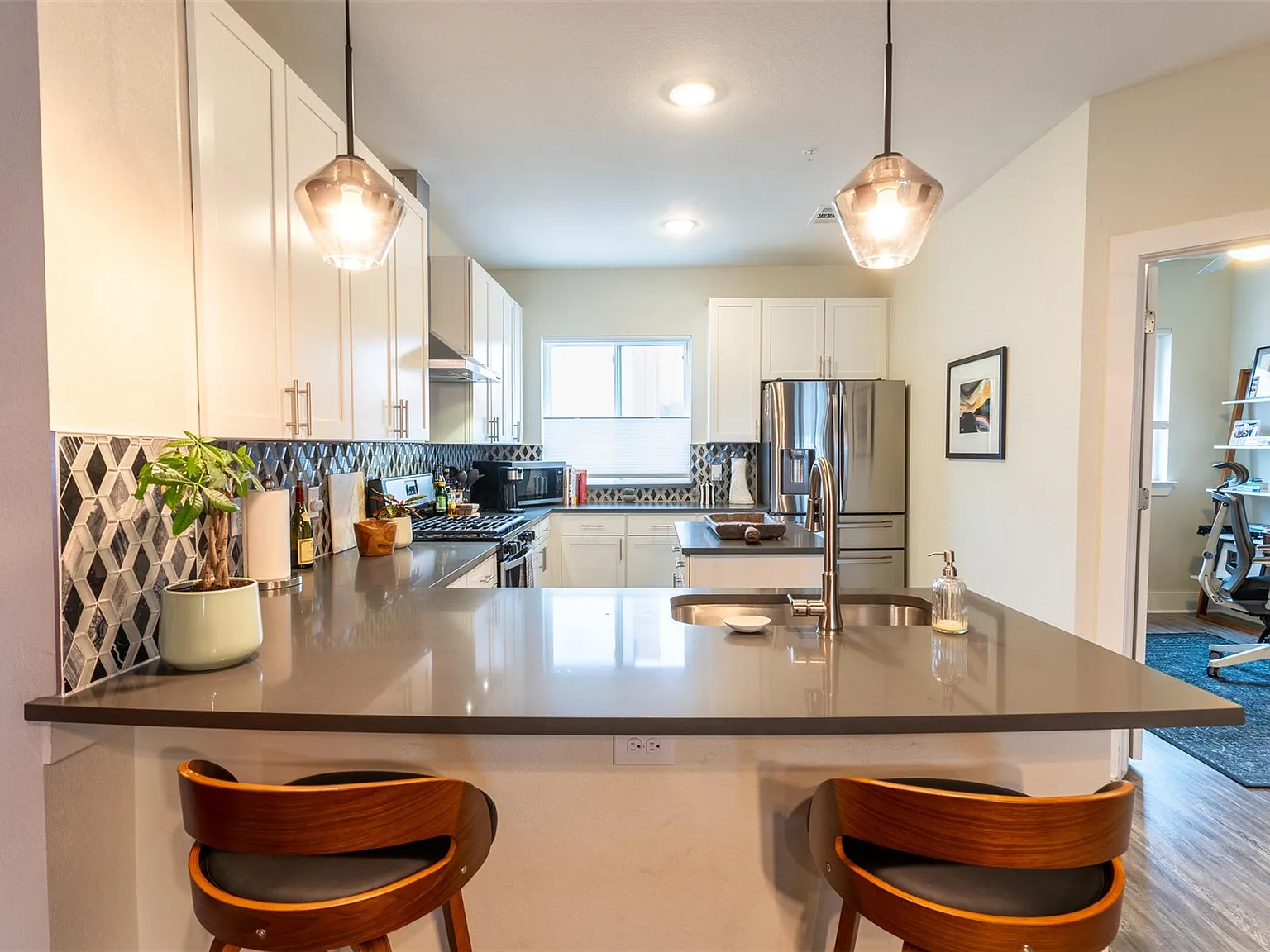 2827 Manor Rd — Photo 4