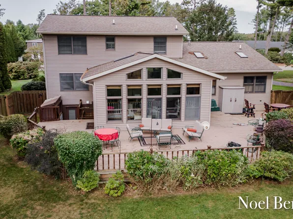 17218 Timber Dunes Dr, Grand Haven, MI 49417