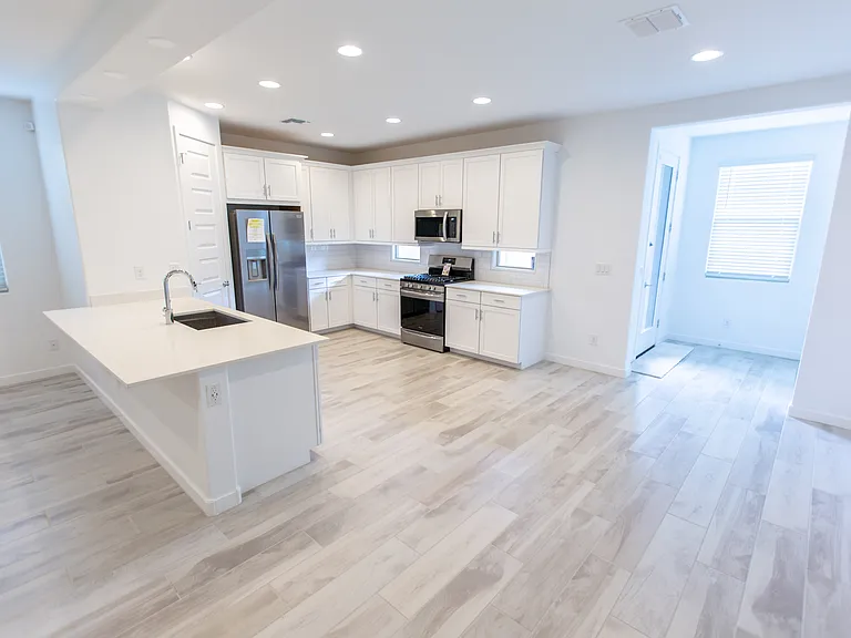 2243 E Ridgewood Ln — Photo 23