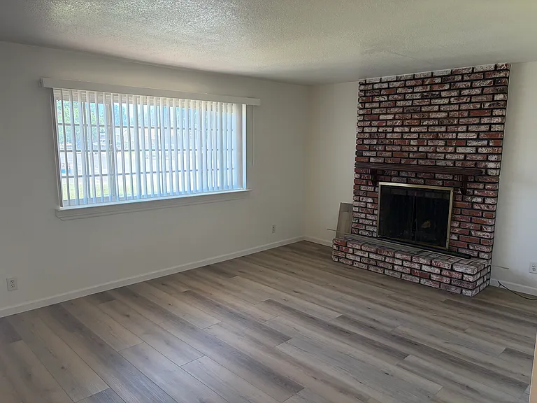 823 Menlo Ave — Photo 3