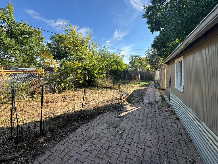 1738 Dallas St — Photo 25