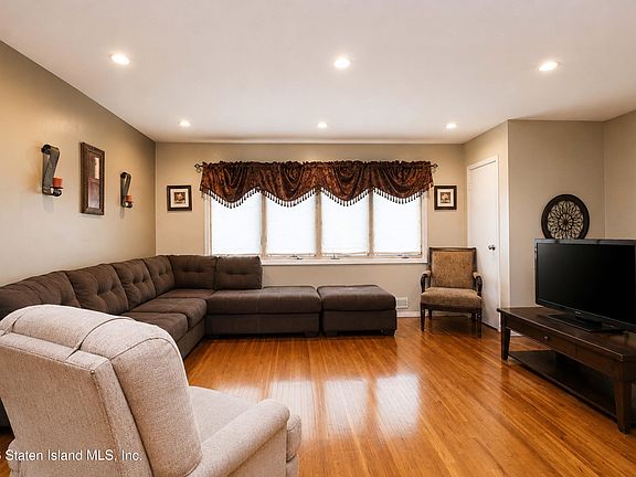 4th image of 81 E Broadway