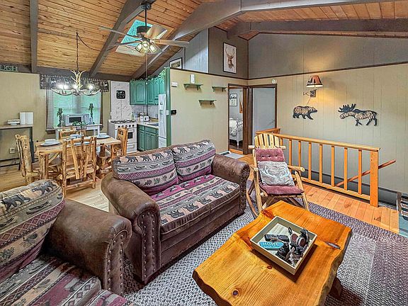 3rd image of 207 Lakeside Drive