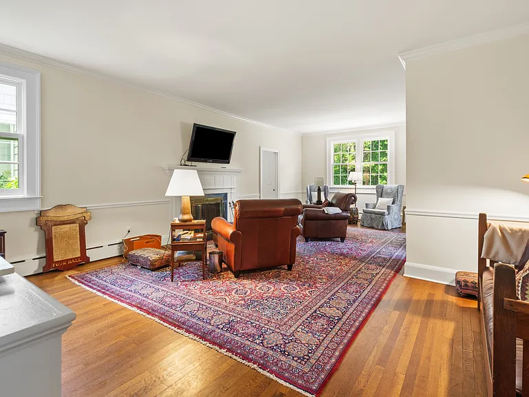 155 First Neck Ln — Photo 32