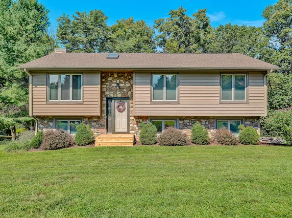 8034 Forest Edge Dr, Roanoke, VA 24018