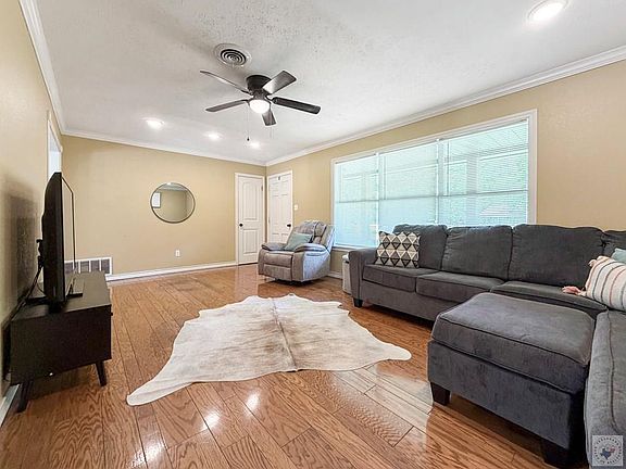 3rd image of 102 Myrtle Dr