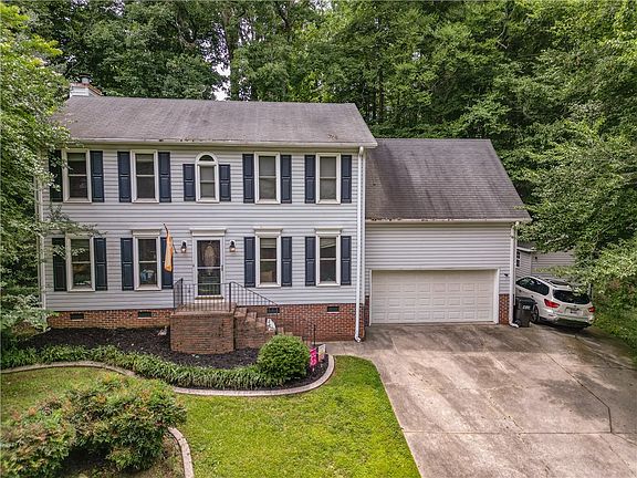 2nd image of 505 Hunters Hill Rd