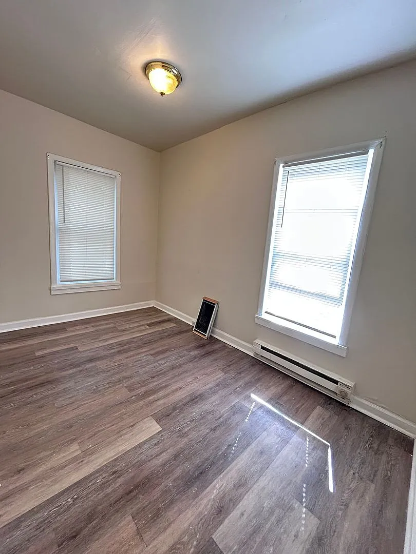 3 bedroom, 1 bath, 2 story half double house — Photo 2