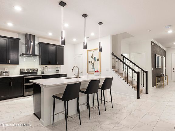 5th image of 385 Strand Dr
