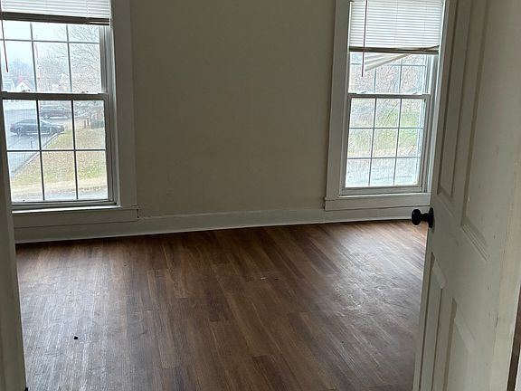 5th image of 142 E Walnut St Suite 3