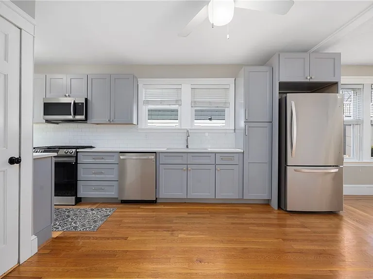 92 Colonial Road — Photo 2