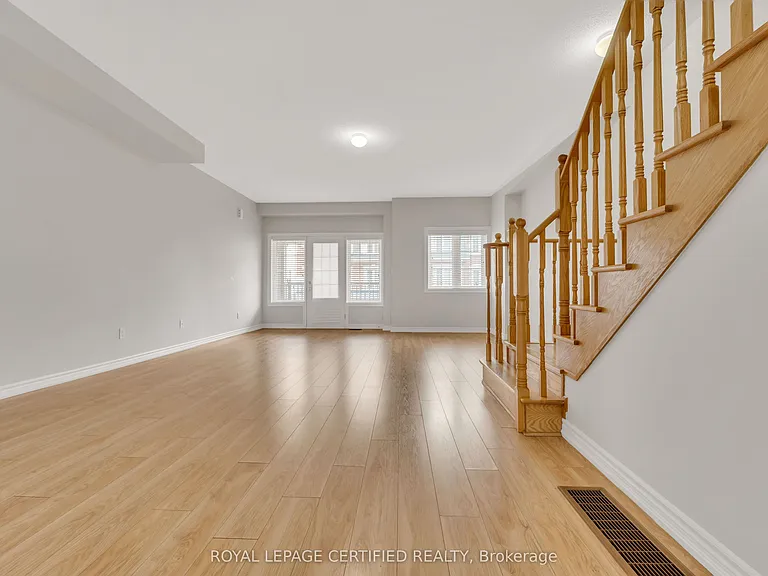 13 Shiff Cres — Photo 4