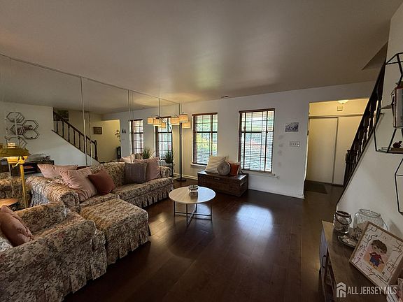5th image of 11 Walton Ct