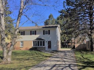 410 W Mall Rd, Glendale, WI 53217