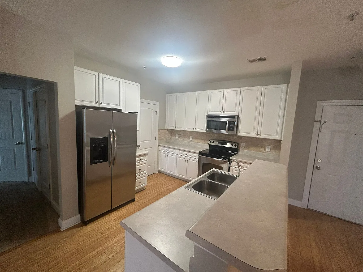 Don't miss this 4-bed, 3-bath condo TWO miles from the ocean! — Photo 4
