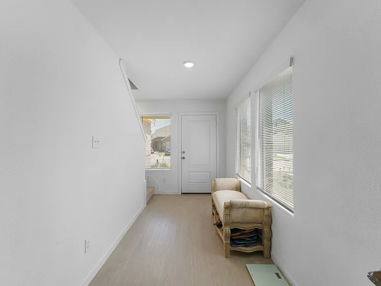 204 Ashbrook St — Photo 5