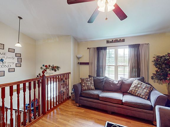 4th image of 300 Oakwood Dr