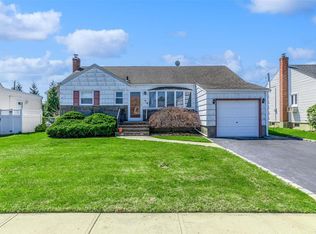 16 Shelly Ct, Plainview, NY 11803