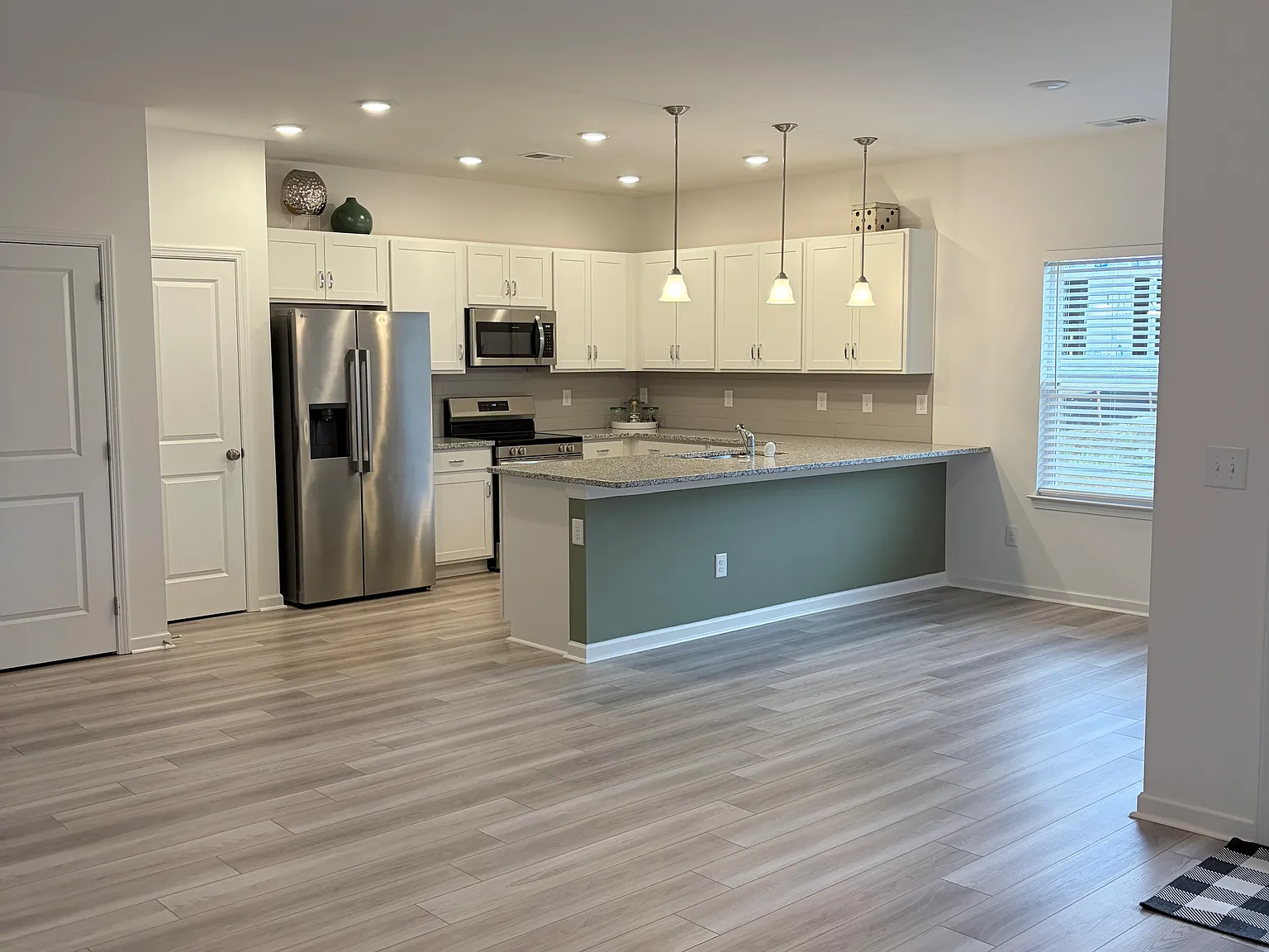 3 bed, 2.5 bath, 1952 sqft, $1,950 — Photo 2